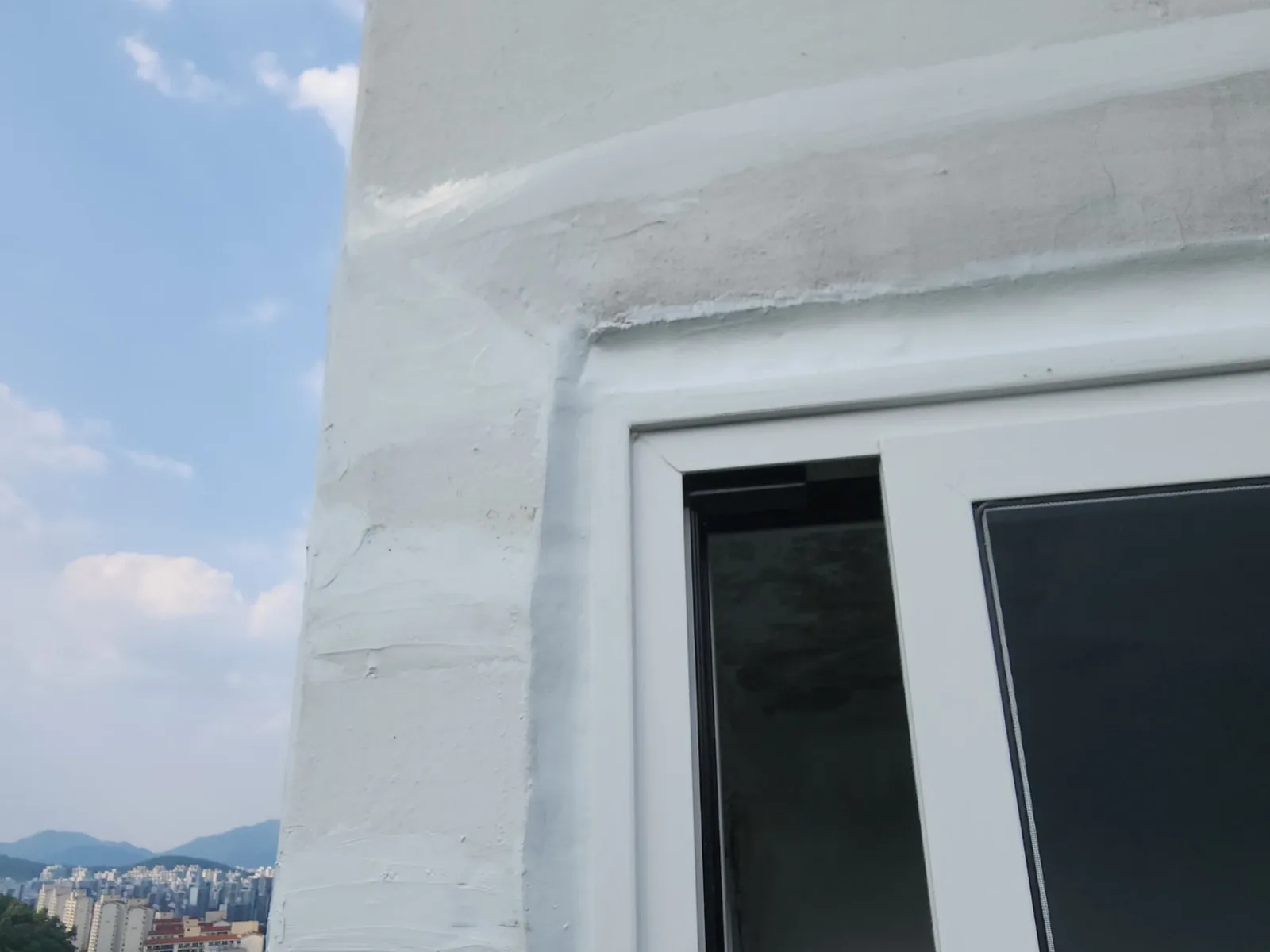 기존 실리콘 제거 작업 중